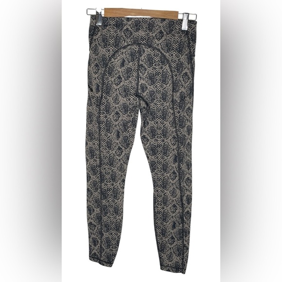 Athleta Ultimate Stash Pocket Snake 7/8 Tight Leggings Quail Gray - XS - Picture 4 of 8